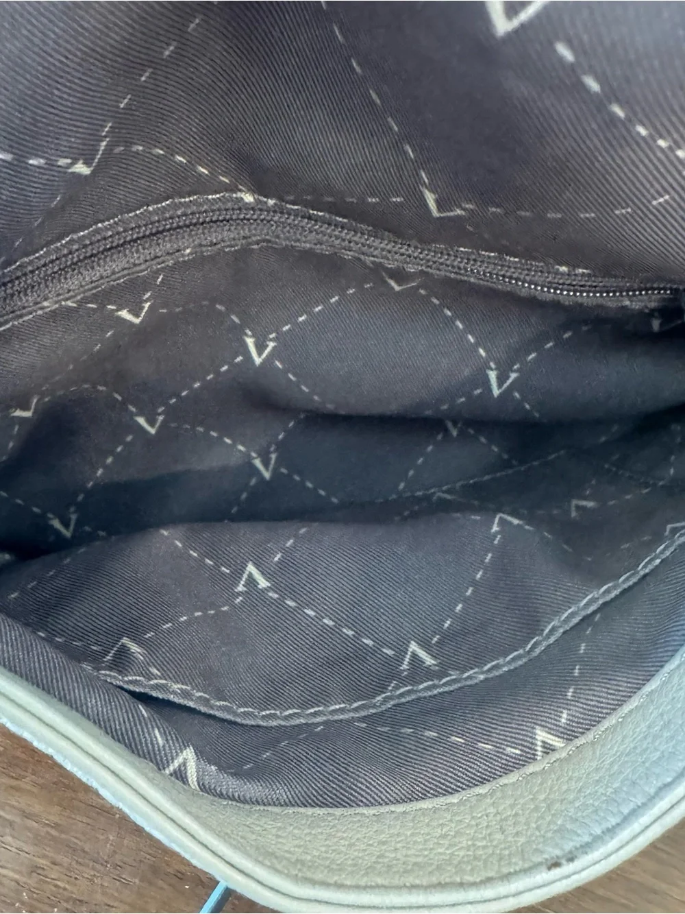 Vince Camuto Pebbled Leather Crossbody Bag Zipper Pockets Gray 9x9 Inch